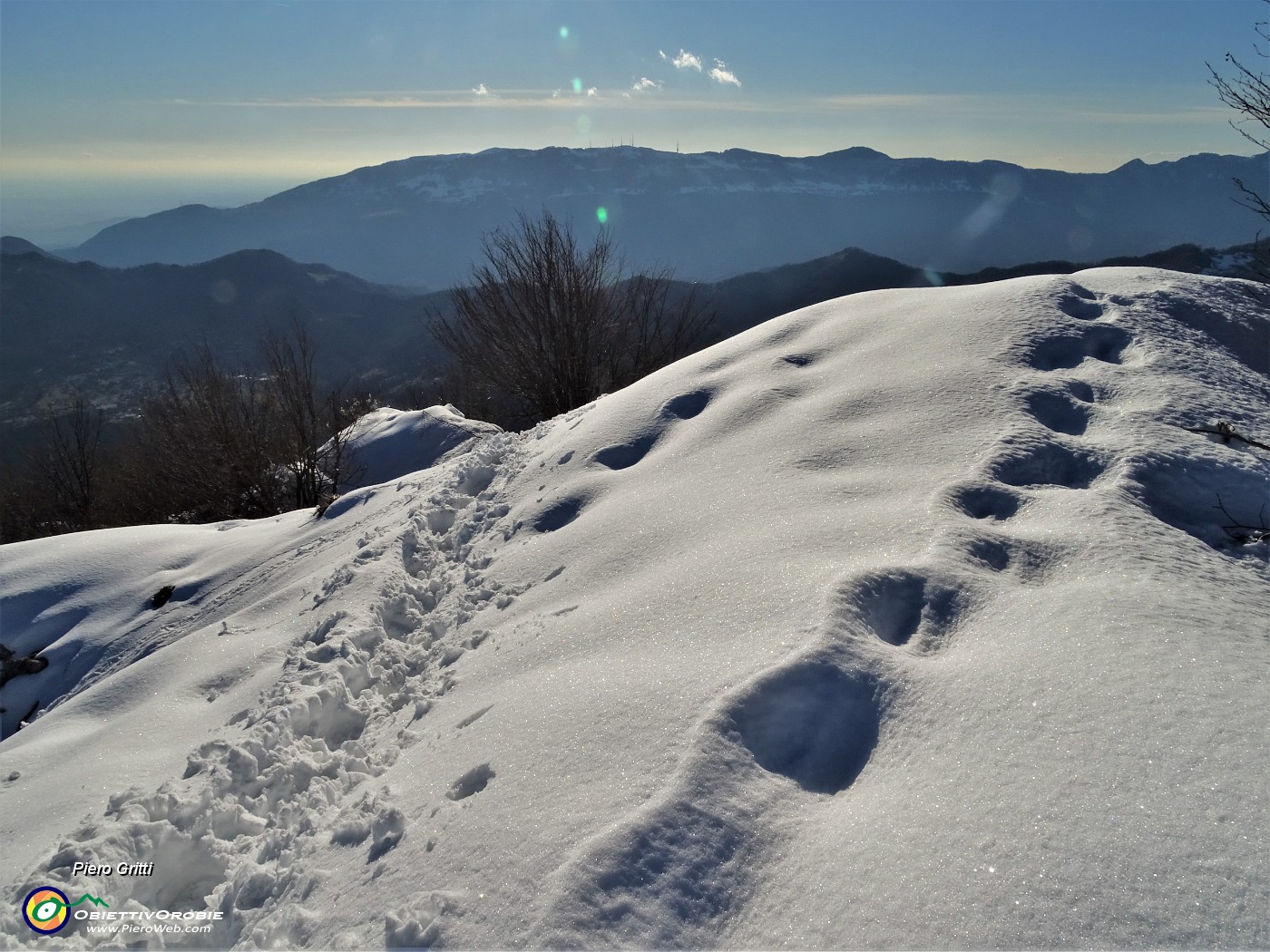 63 Scendo con attenzione con ramponcini pestando neve rammollita e scivolosa.JPG